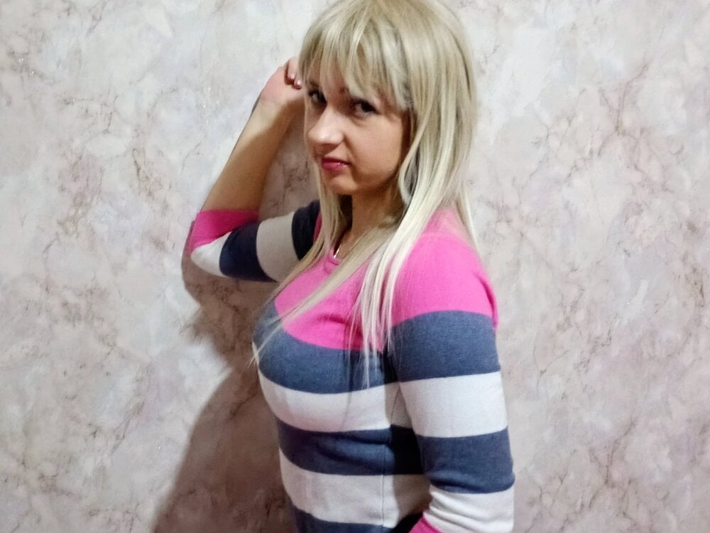 stripchat andrea88822 webcam profile pic via sexcam-girls.com