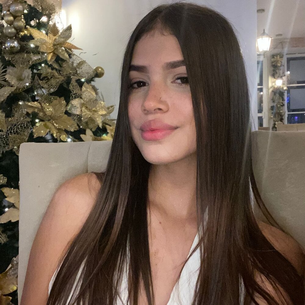 iluvcams.com emilia_harpper livesex profile in spanish cams