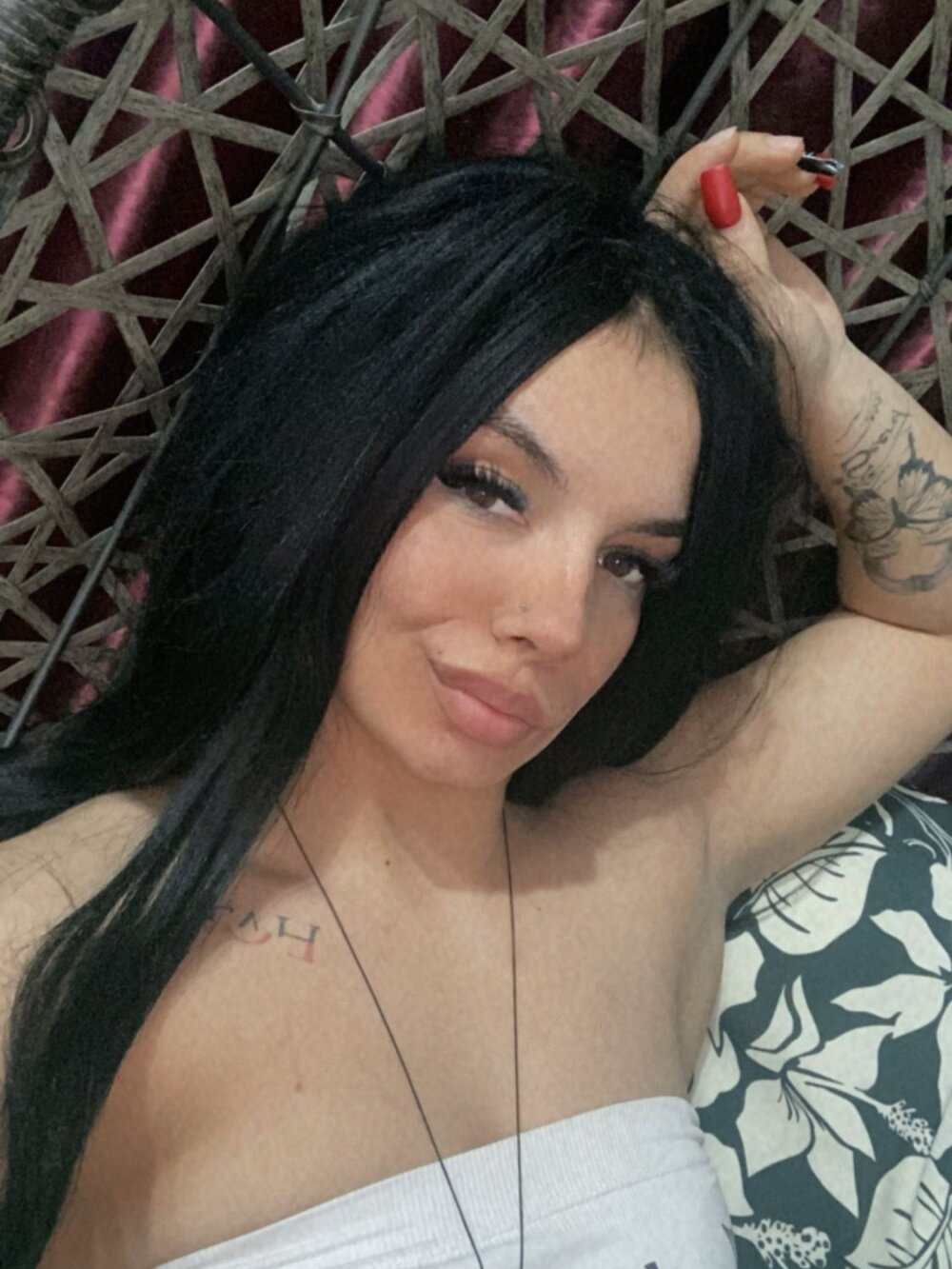 Watch  KarinaOcean live on cam at StripChat