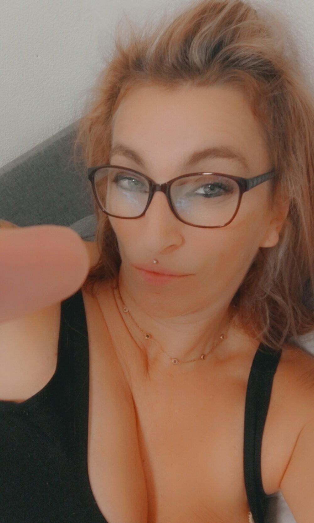 Fifi83Bell live cam model at StripChat