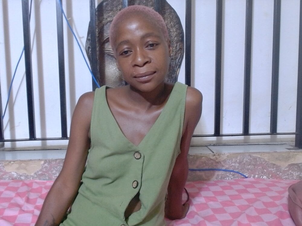 6livesex.com slenderbee2005 livesex profile in somewhere-on-the-campus cams