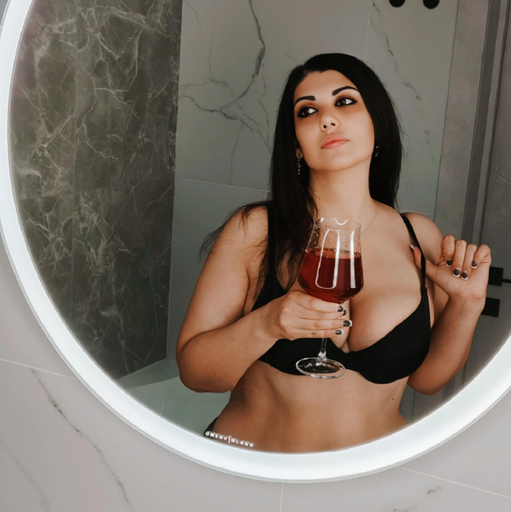 Elizabettalee live cam model at StripChat