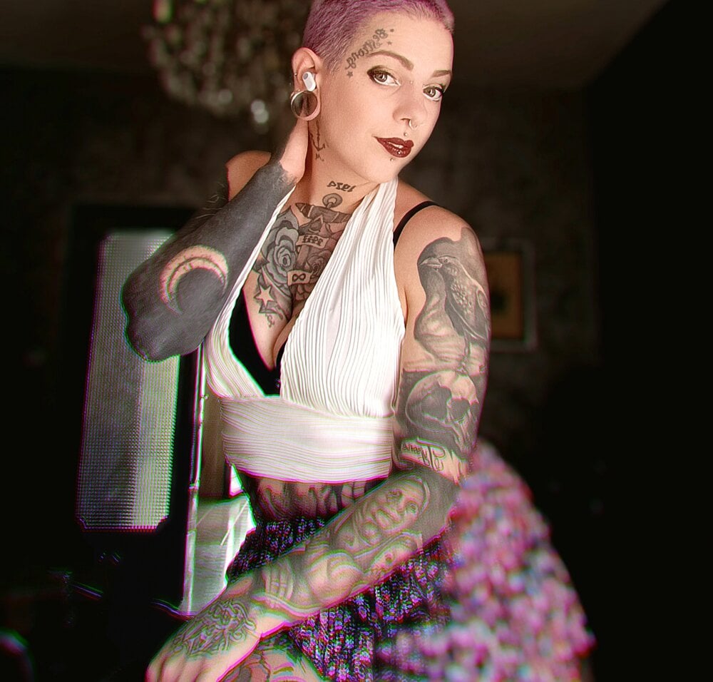 MorenaBlackMoon's Offline XXX Chat