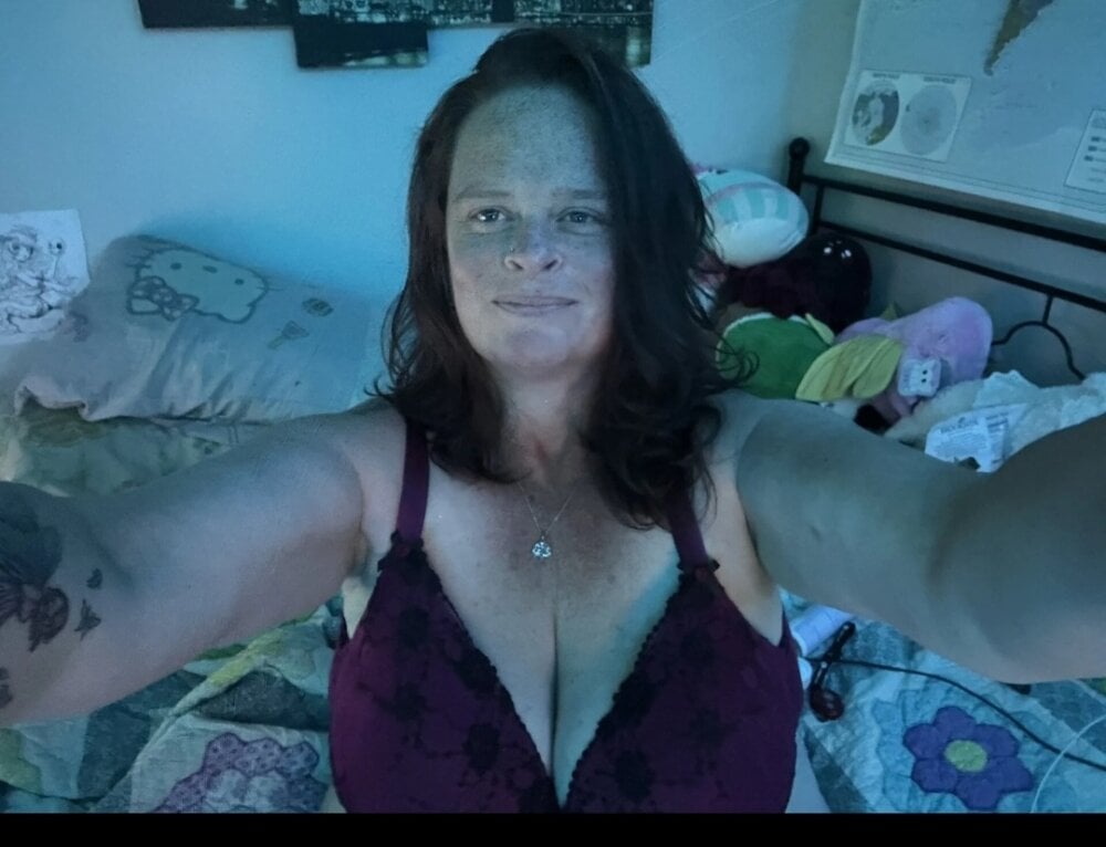 Scarlett2372 live cam model at StripChat