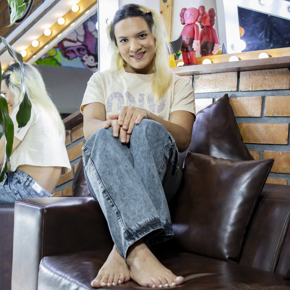 Live sex webcam photo for aslyhernandez_7 #290209083