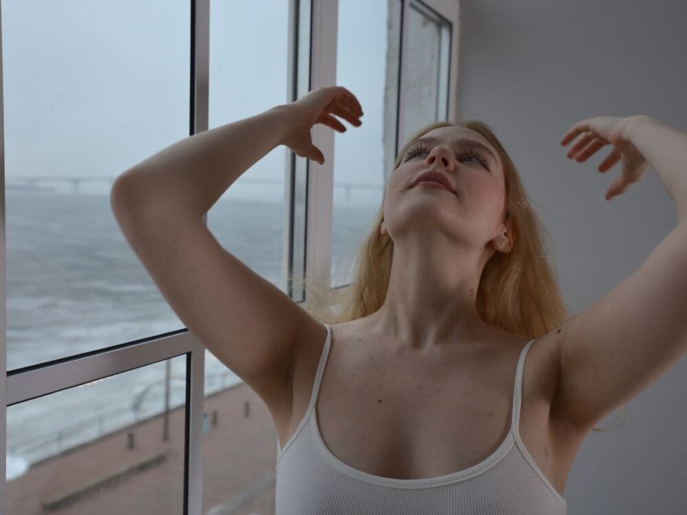 stripchat blush_ellie webcam profile pic via sexcityguide.com