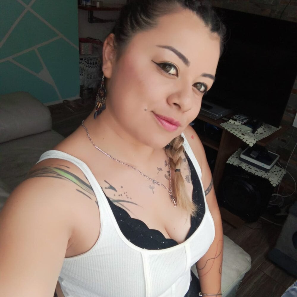 livesexr.com macarenasilva livesex profile in ask-me-i-might-tell cams