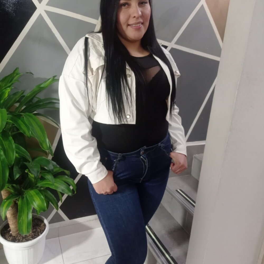 free6cams.com chantall1 livesex profile in im-lying-on-the-bed cams