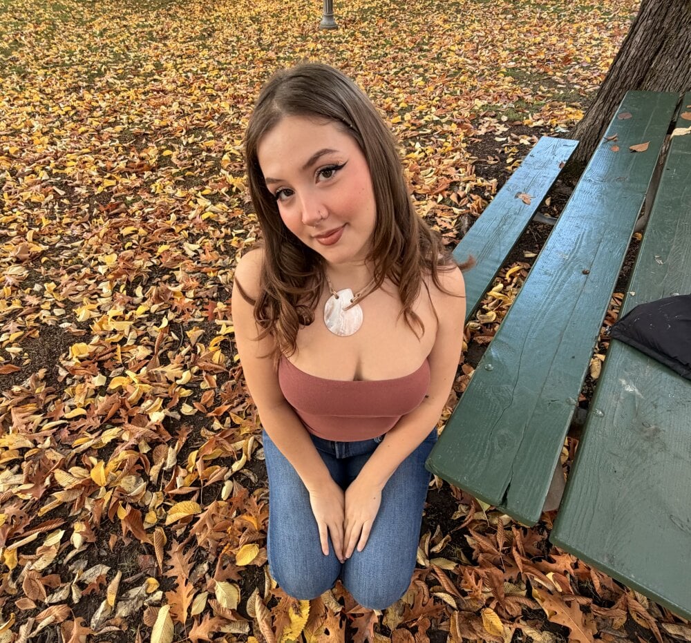 watchgirlcam.com itsmickey_ livesex profile in hazel-eyes cams