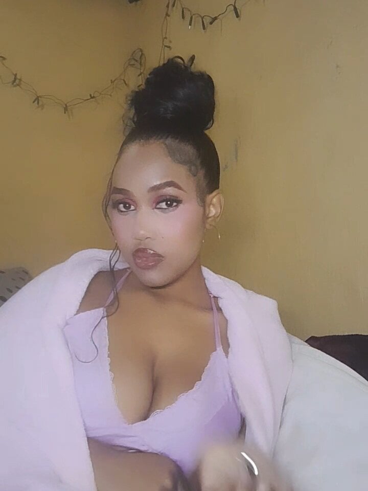 thique_doll live cam model at StripChat