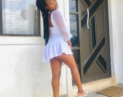 tyrabangsxx from stripchat