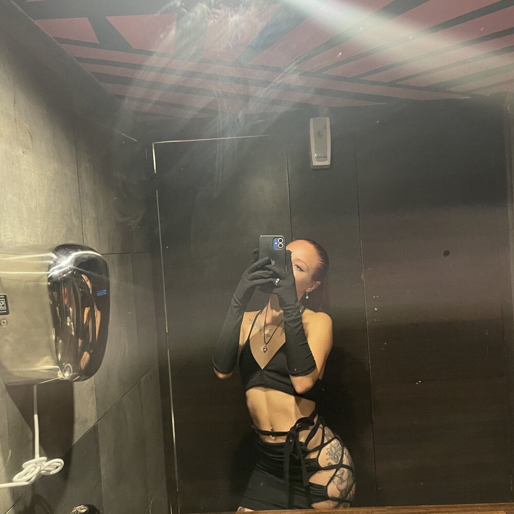 Live sex webcam photo for latingirl1 #289961818