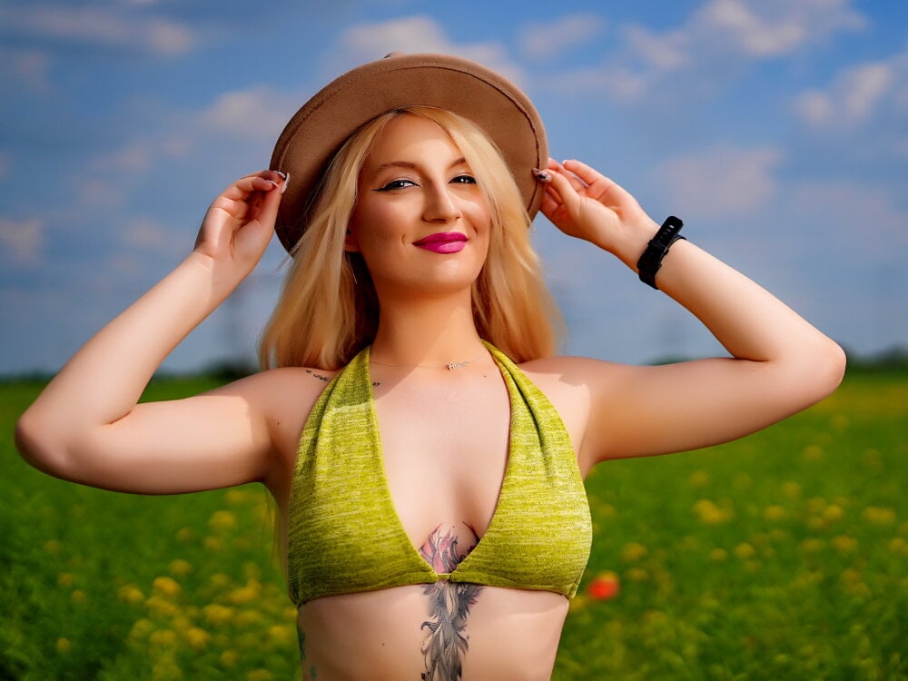 Live sex webcam photo for Ella_Charm #289822839