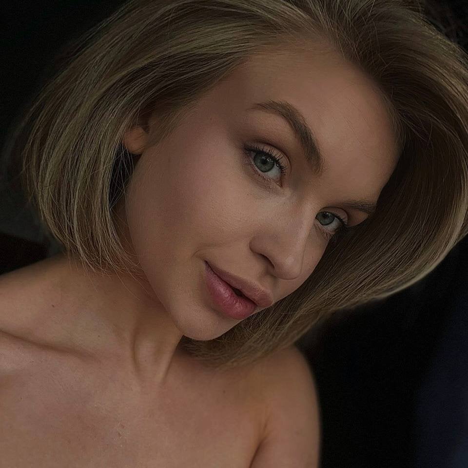 DancingLuna live cam model at StripChat