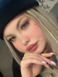 JuliaBatler's Offline XXX Chat