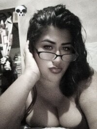Brunette-23's Offline Chat Room