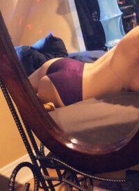 AngieGoldBabe's Offline Chat Room
