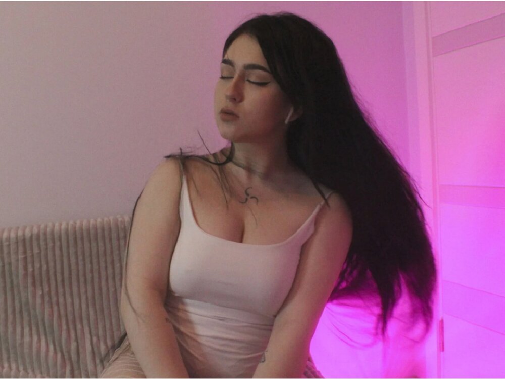 Live sex webcam photo for Yammy_Yumi #289936197