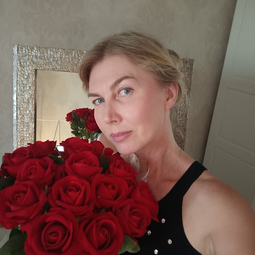 stellahere8 Adlı Modelin Çevrimdışı XXX Sohbeti