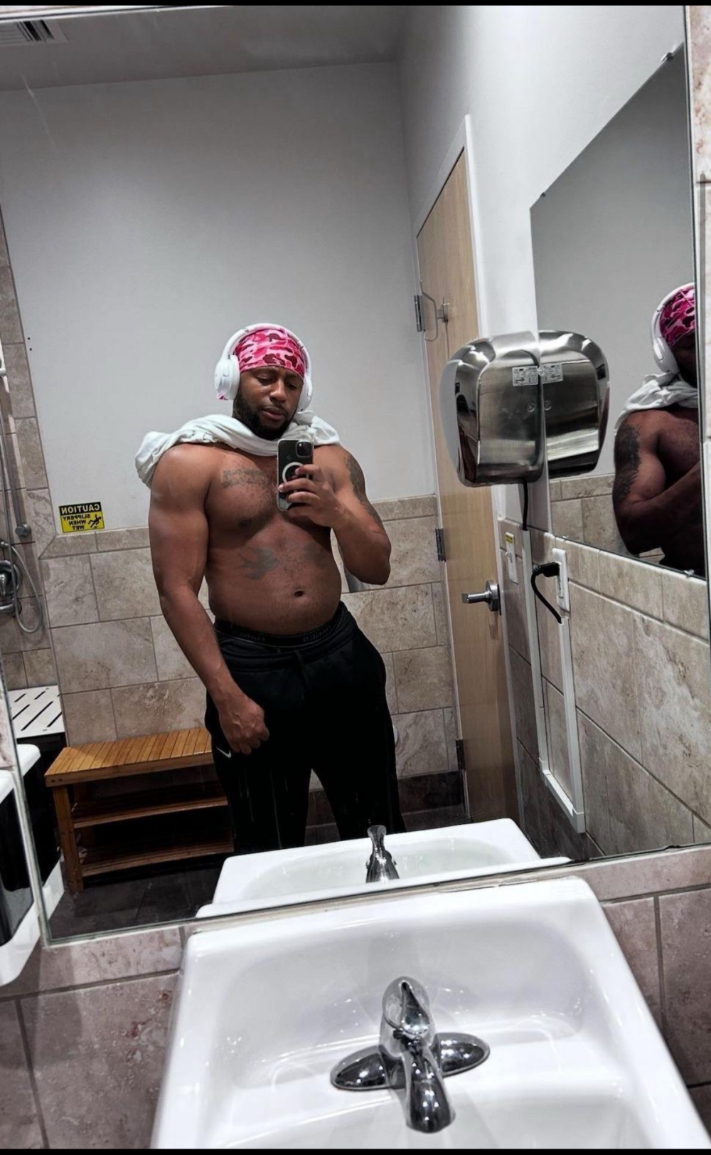 zayweezie32's Offline XXX Chat