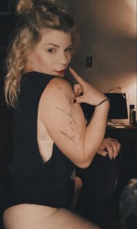 sistergoldenhairr's Offline Chat Room