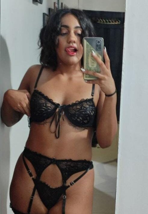 OnlyGia live cam model at StripChat