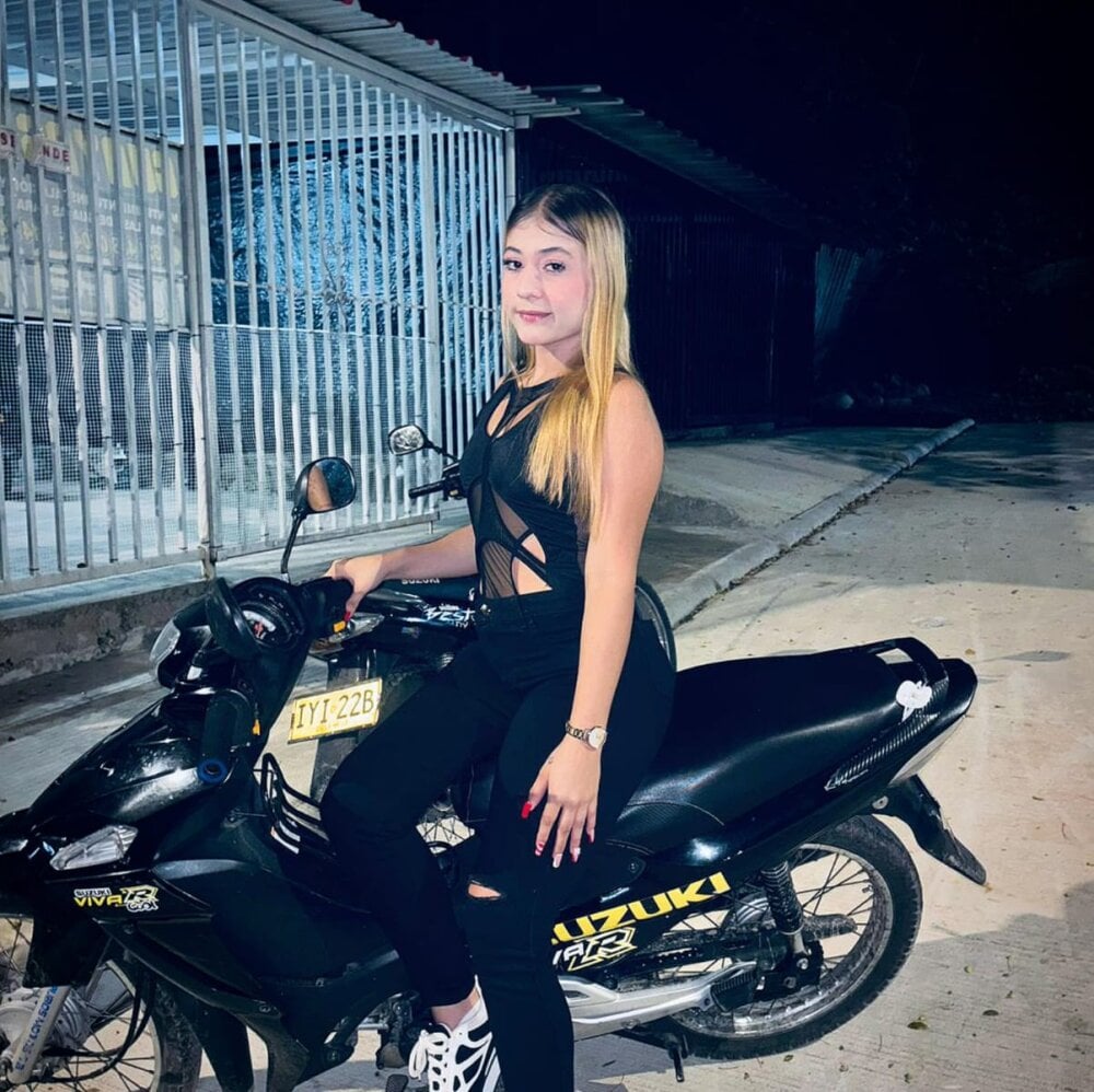 livestrip-joy.com emiily_xx livesex profile in spanish cams