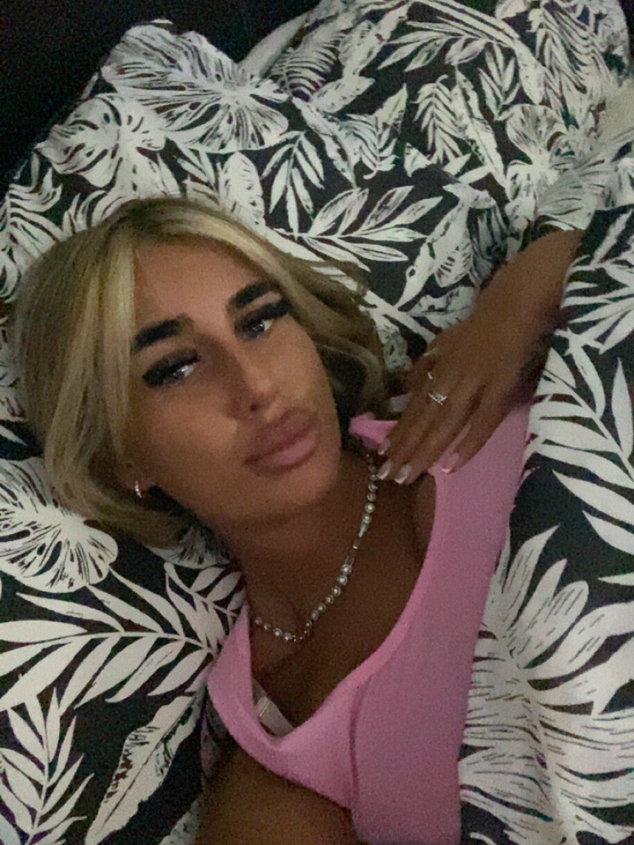 EllieMaeBaby live cam model at StripChat