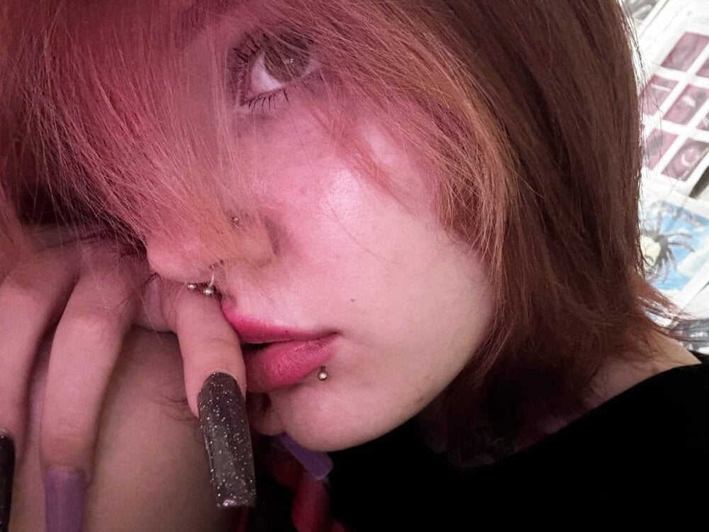 LucyJuice99 live cam model at StripChat