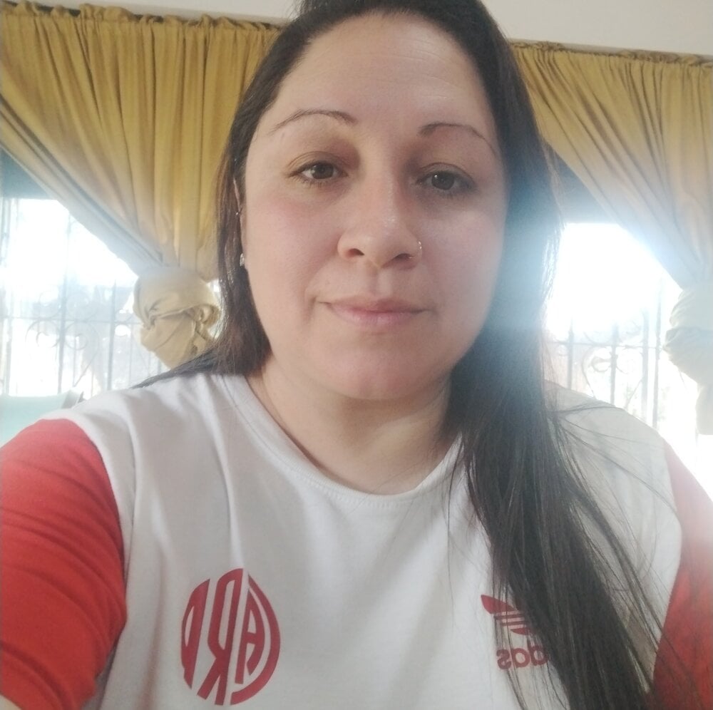 stripchat carolinateton webcam profile pic via iluvcams.com