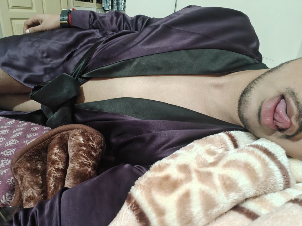 hungrybtm25 from stripchat