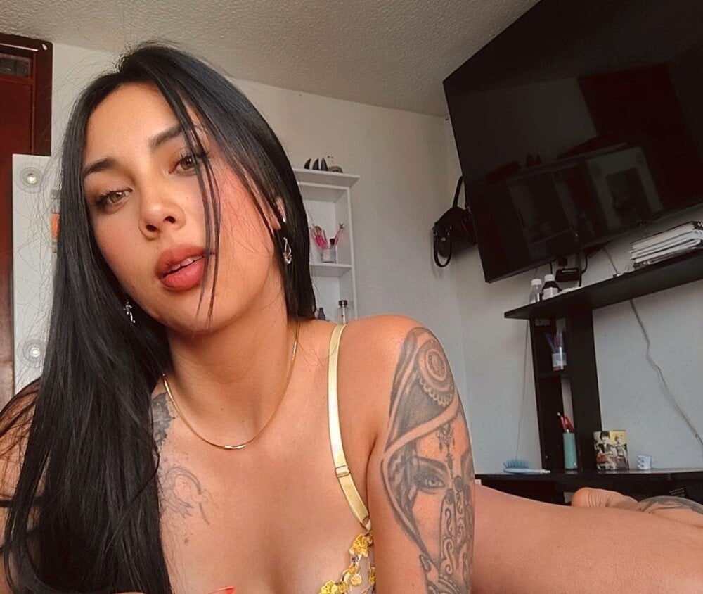 badgirlwebcam.com marilyncandy303av livesex profile in english cams