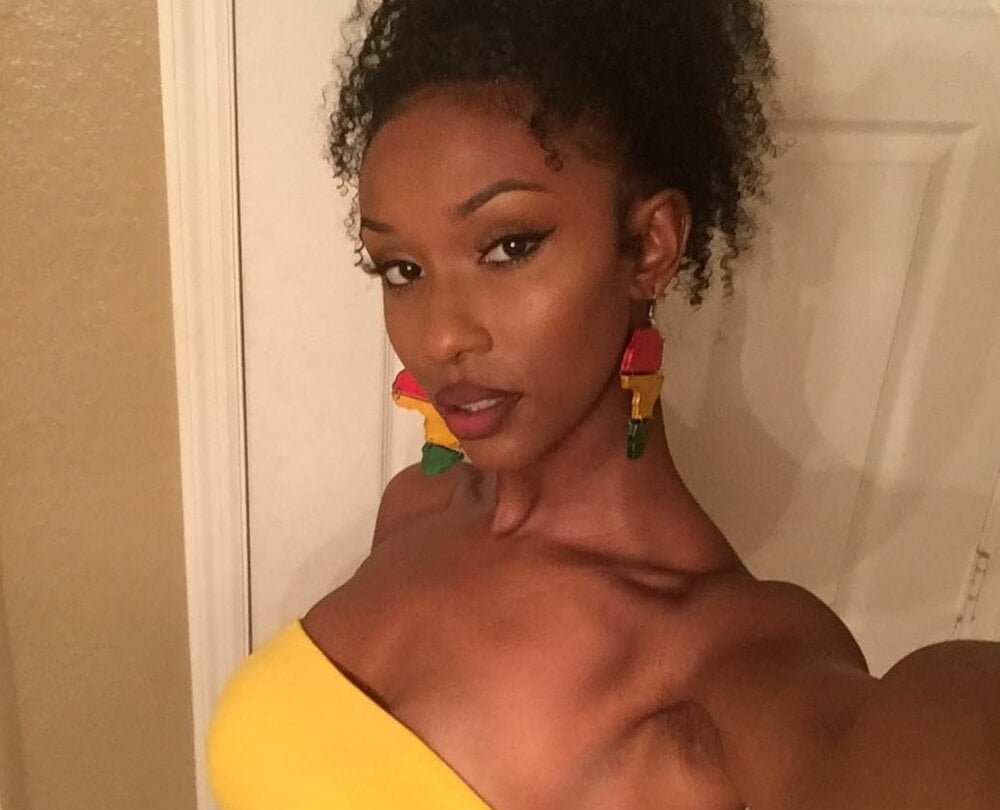 Live sex webcam photo for Pretty_Lipsss #288193219