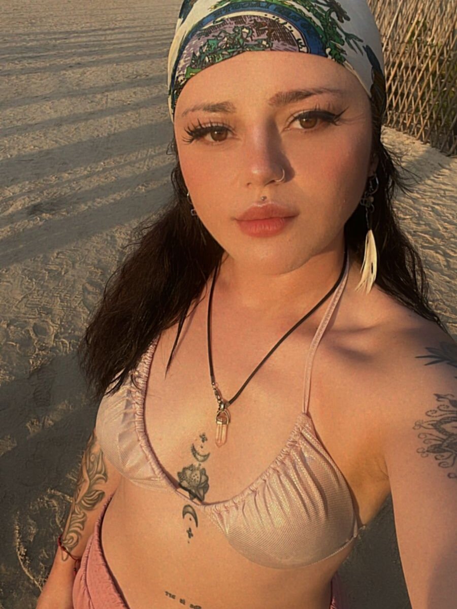 elivecams.com harleydevaal livesex profile in small-tits cams