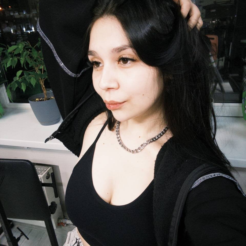 MiraHills live cam model at StripChat