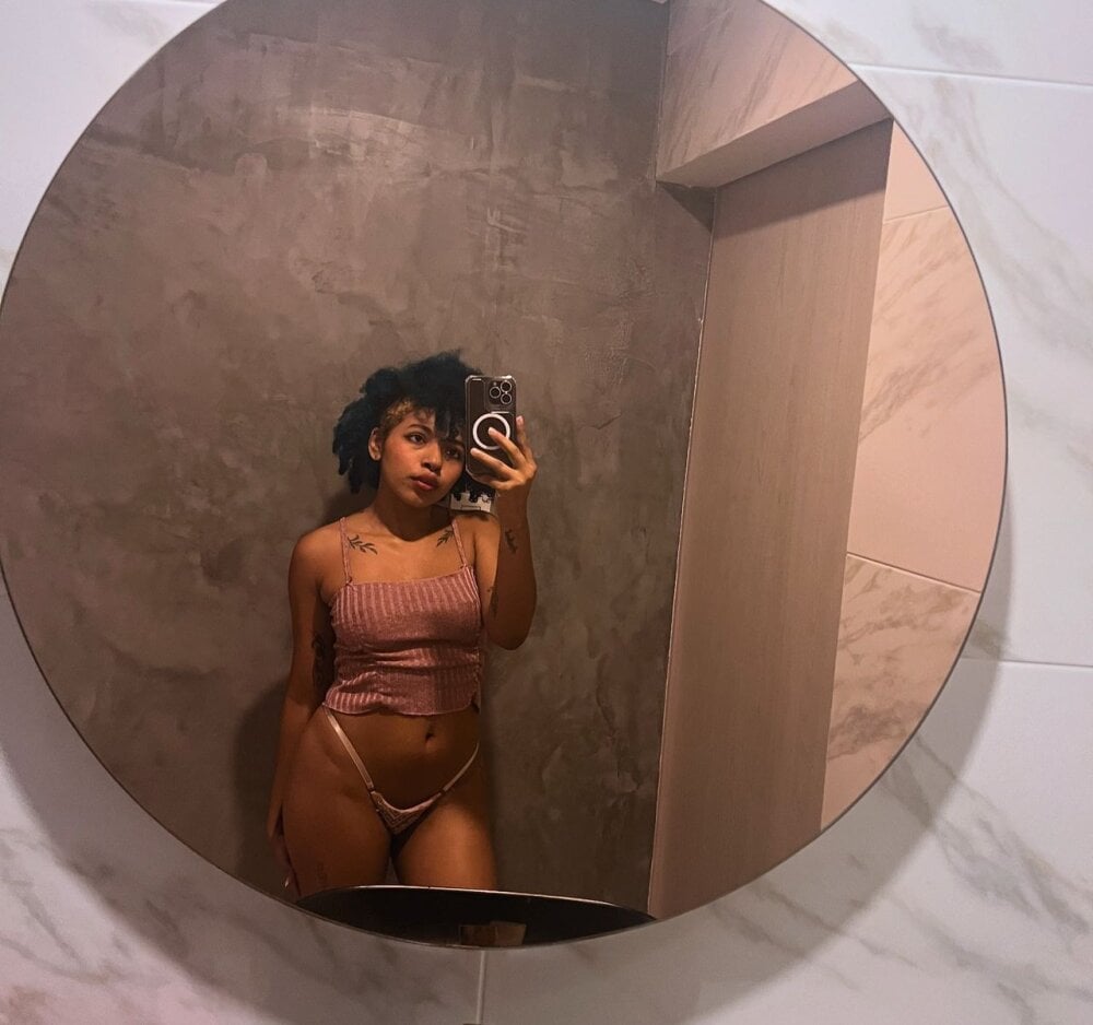 leylamonroe profile