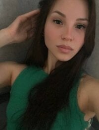 Mia_romantic_wine's Offline Chat Room