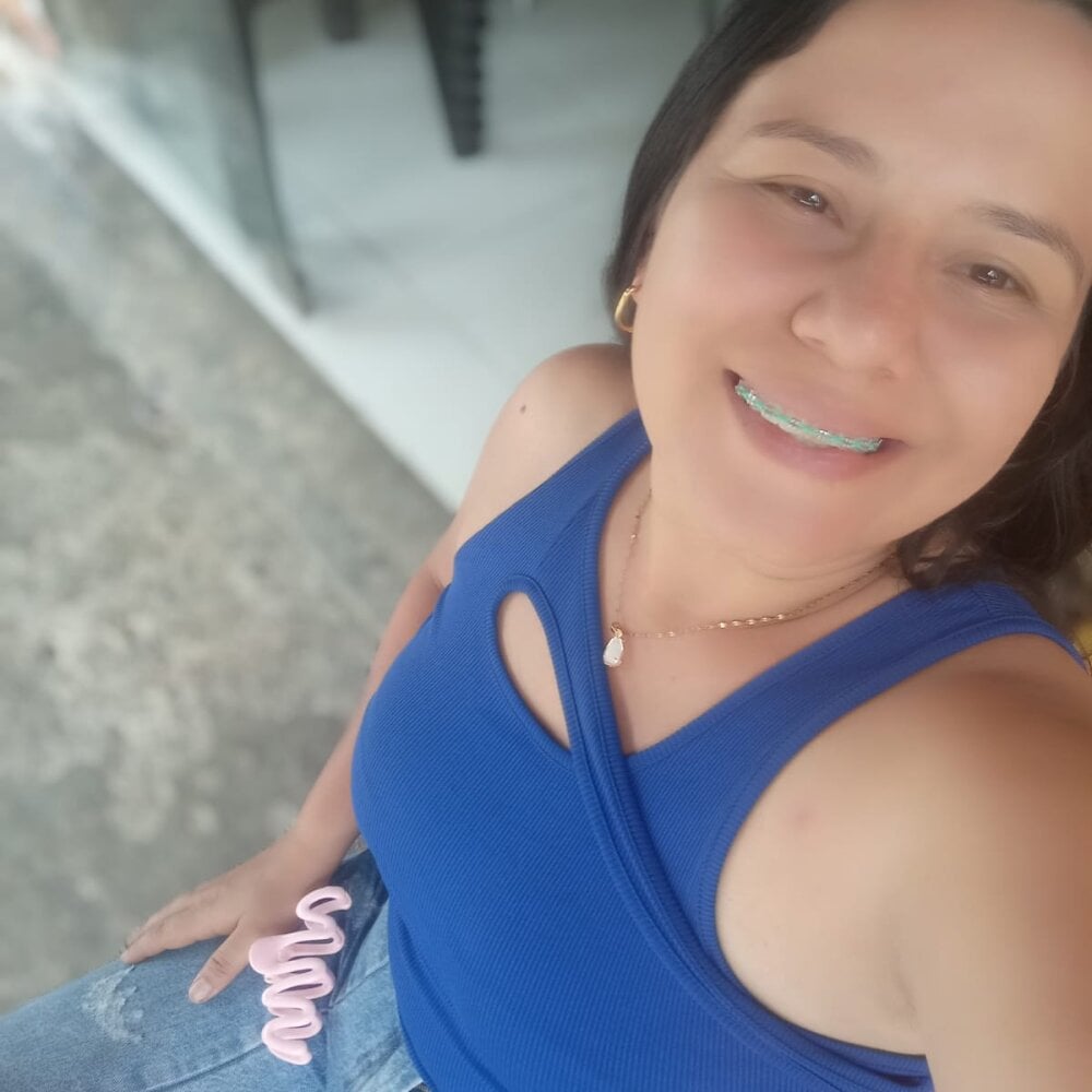 iluvcams.com 69echeila livesex profile in col cams