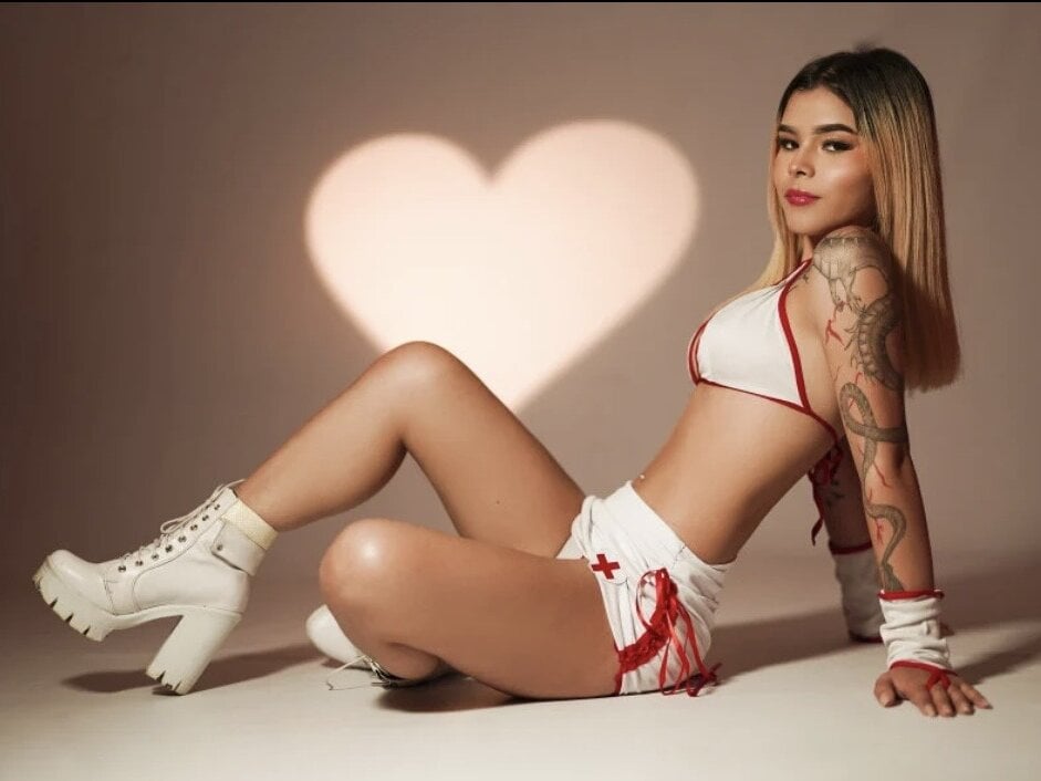 newporncams.com the_barbiee livesex profile in latino cams