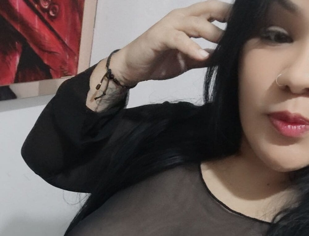 free6cams.com selena__doll livesex profile in im-lying-on-the-bed cams