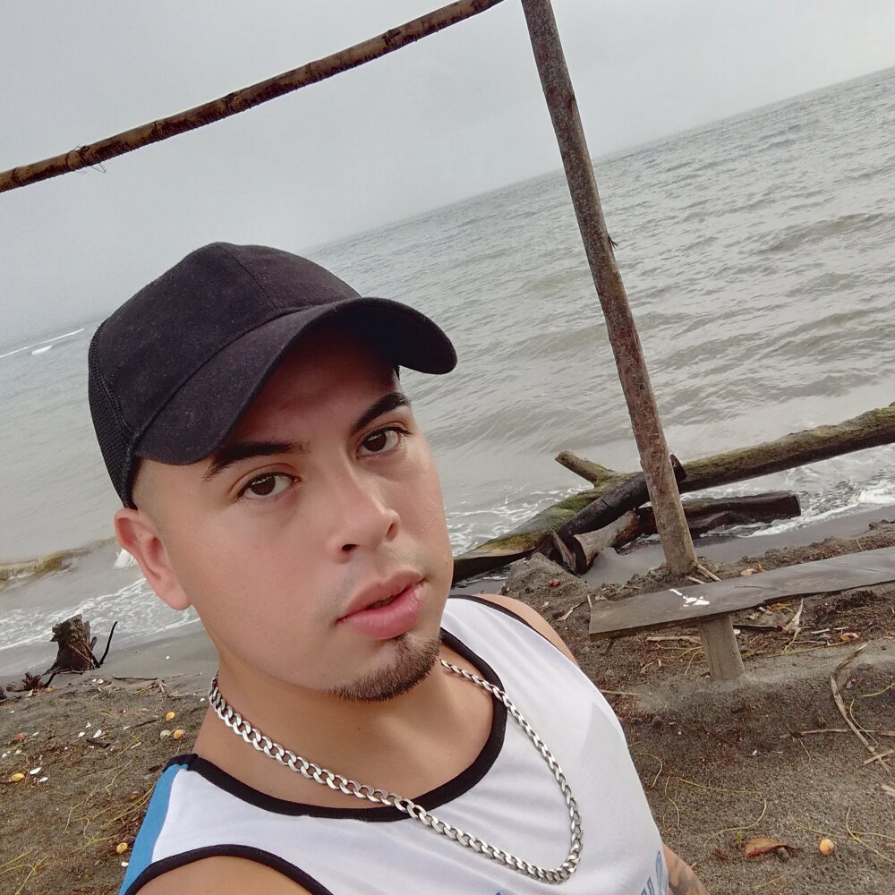 Velvet_whisperer_420 Offline XXX Chat