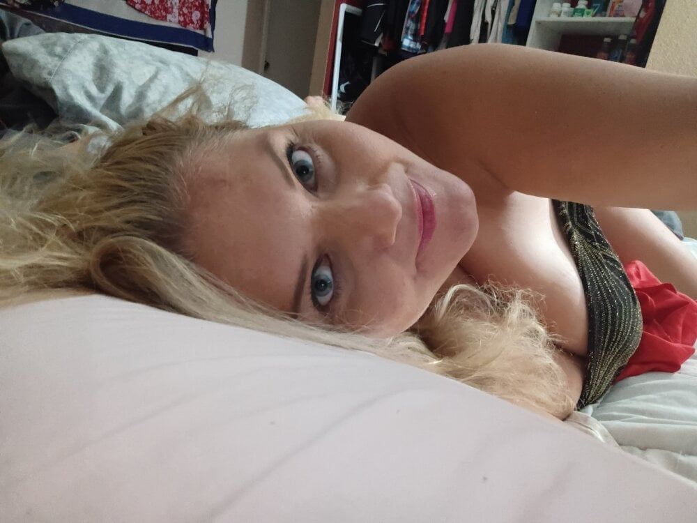 livesex.fan justcurio777 livesex profile in daddys-penthouse cams