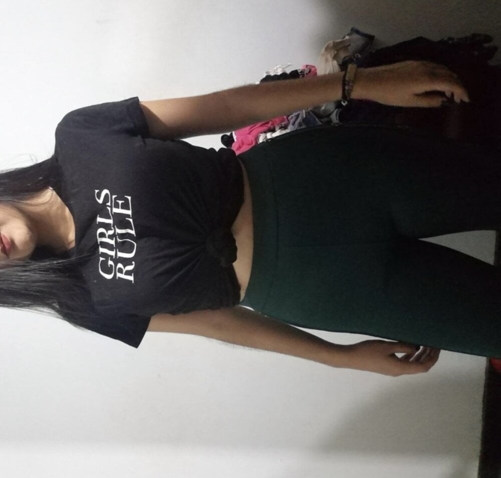 pornos.live emmyy_x livesex profile in planet-earth-dont-ask cams