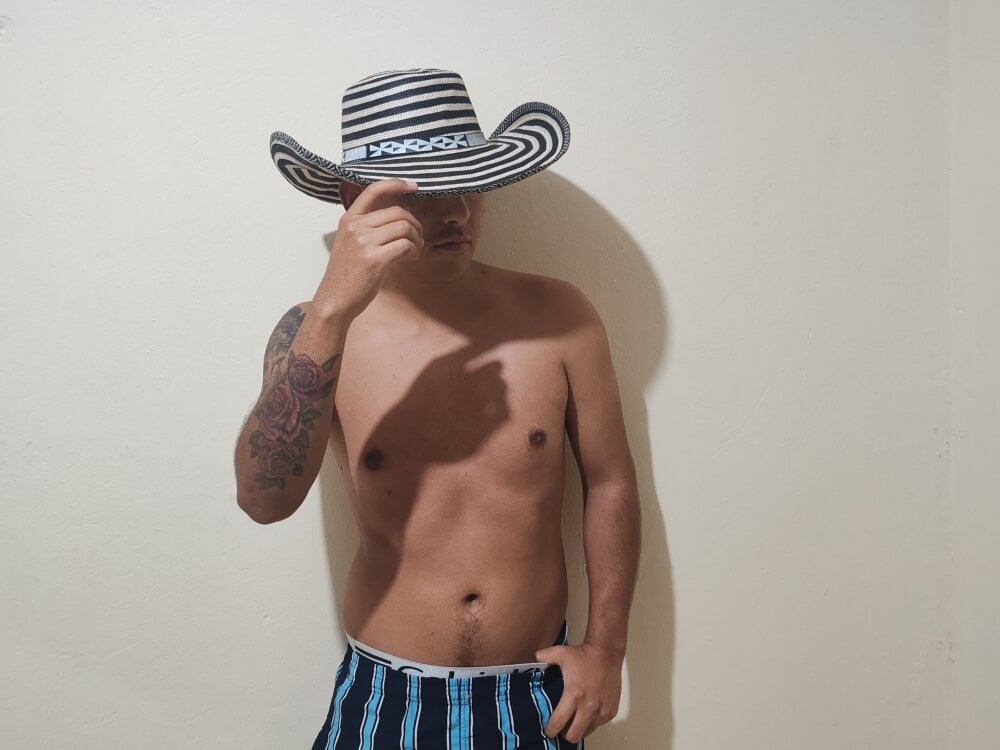 toronegro-duro from stripchat