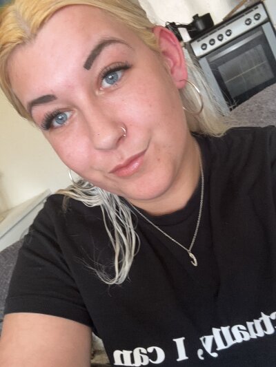 Curvy_Flirty_BlondeX