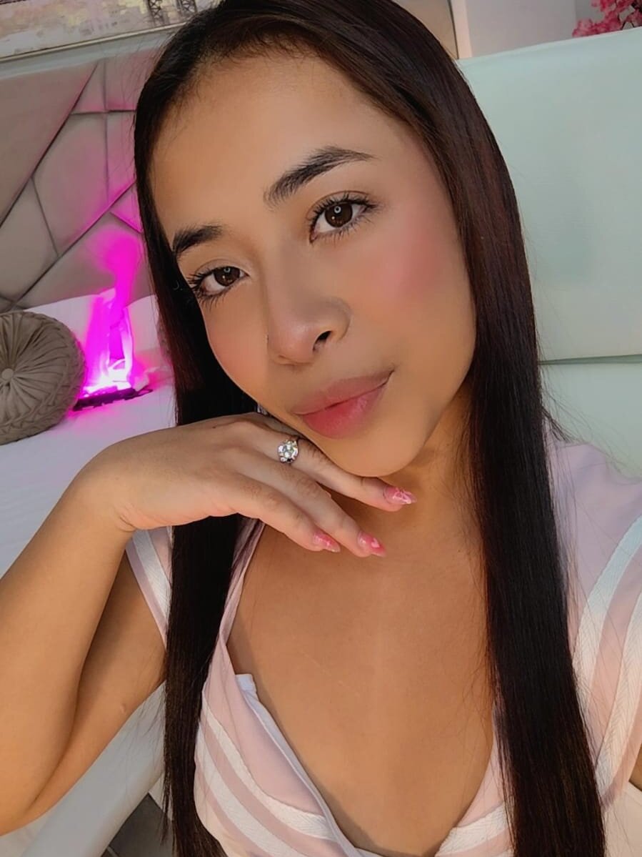 stripchat july_adams webcam profile pic via 247camsex.com