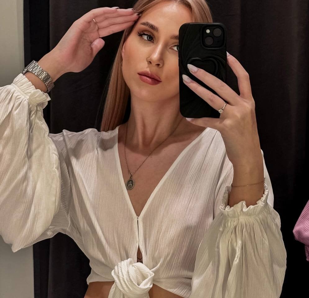 MiaHoliday live cam model at StripChat