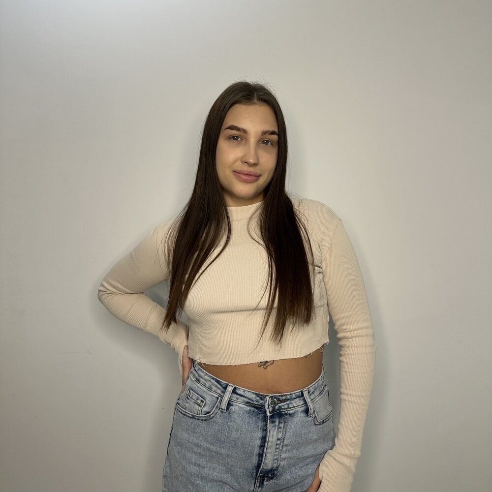 BeatrixAdes live cam model at StripChat