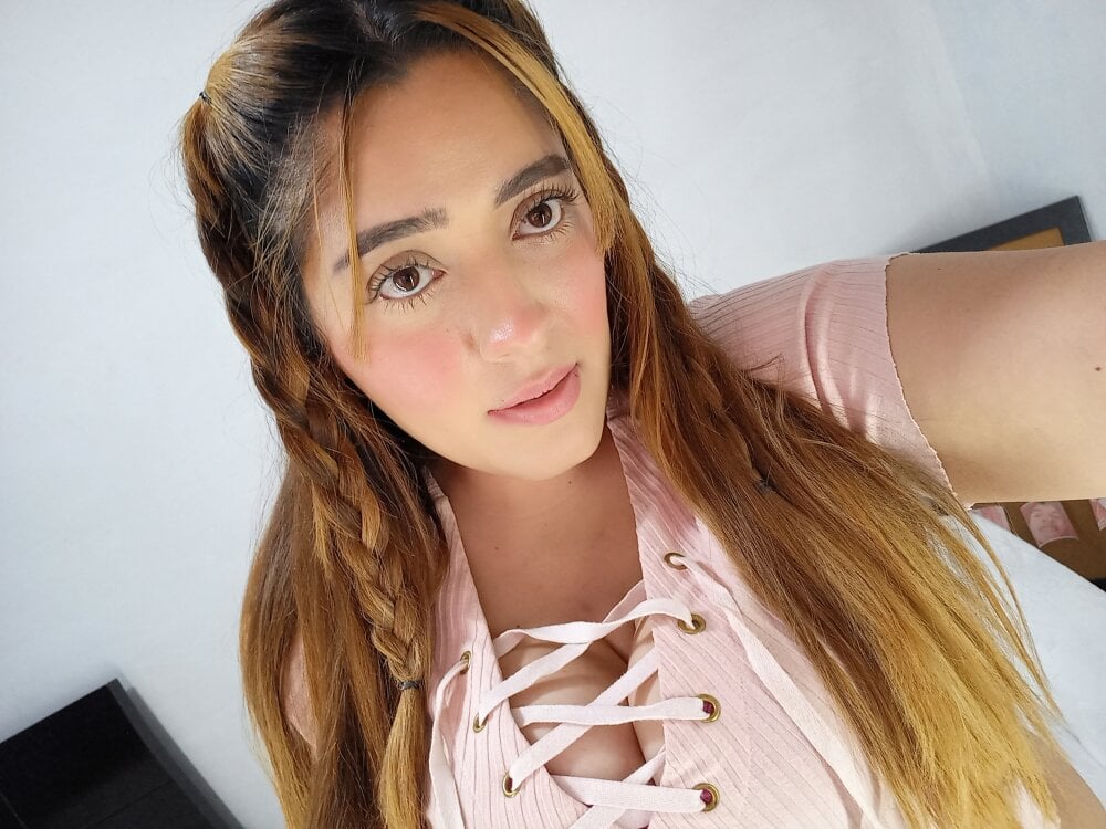 Live sex webcam photo for Kim-Bellemore #289994649