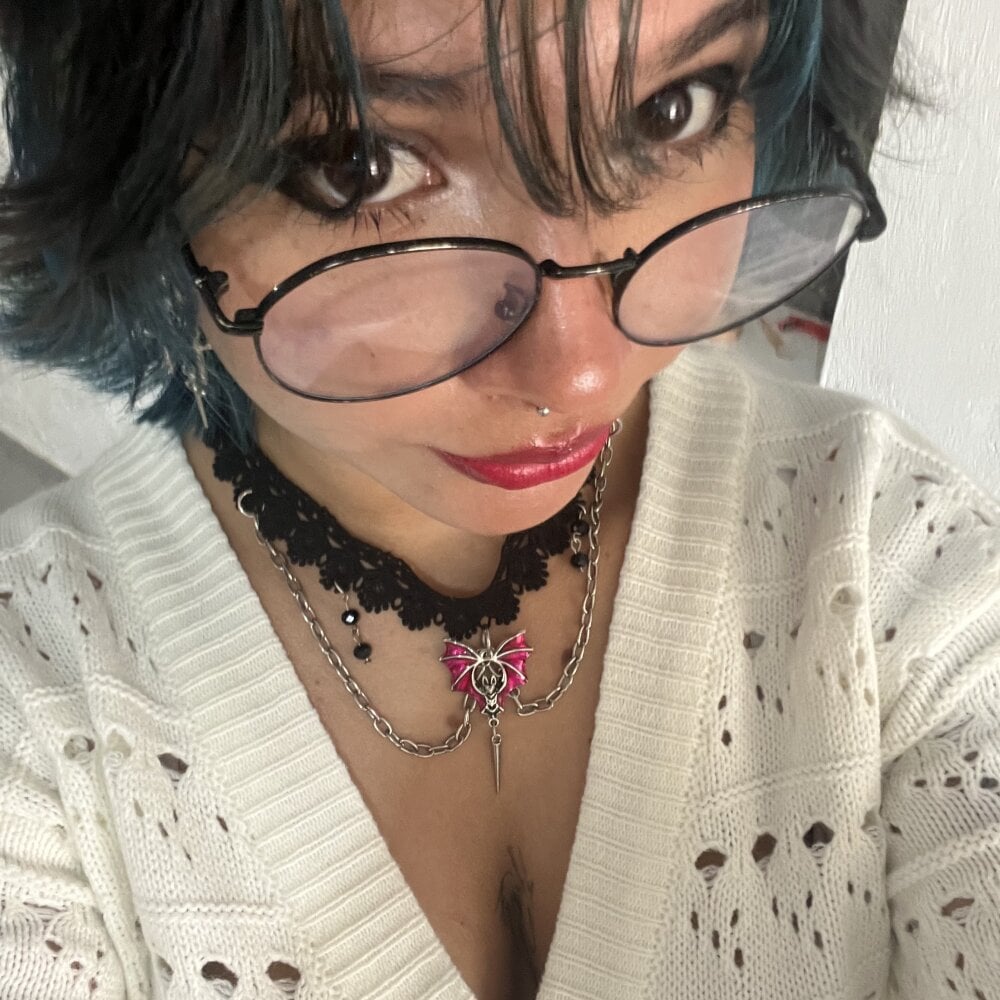 ravenn_20 live cam model at StripChat